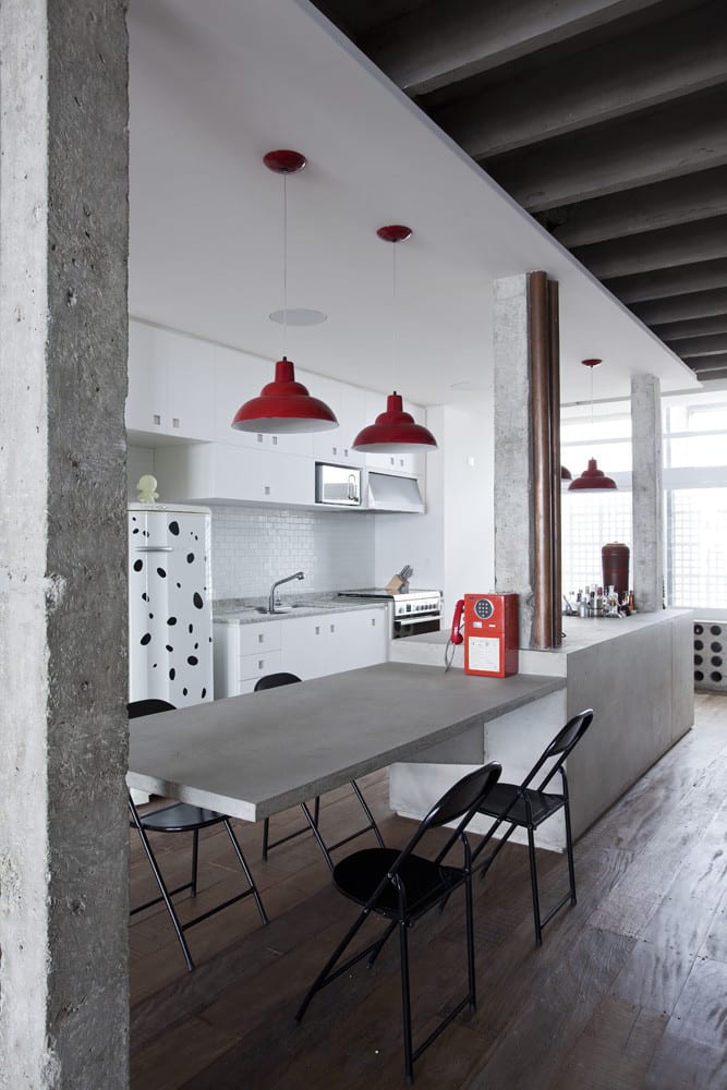  apartment modern einrichten mit weißer Küche und Kockinsel mit Esstisch weiß und Klappstühle schwaz