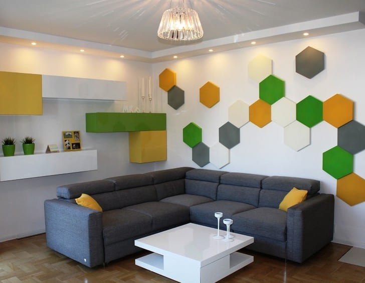 wohnzimmer design mit ecksofa grau und wohnwand in grün und gelb als kreative wandgestaltung und farbgestaltung wohnzimmer