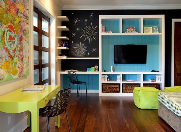 kreative einrichtungsideen und streichen ideen für jugendzimmer mit wandfarbe schwarz und blau und jugedzimmer einrichten mit eingebauten regalen weiß und schreibtisch grün