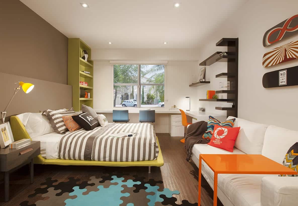 kinderzimmergestaltung mit wandfarbe braun und jugendzimmer einrichten mit regalen in grün und schwarz und kinderzimmer teppich