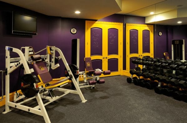 farbgestaltung fitnessraum zuhause in lila und gelb
