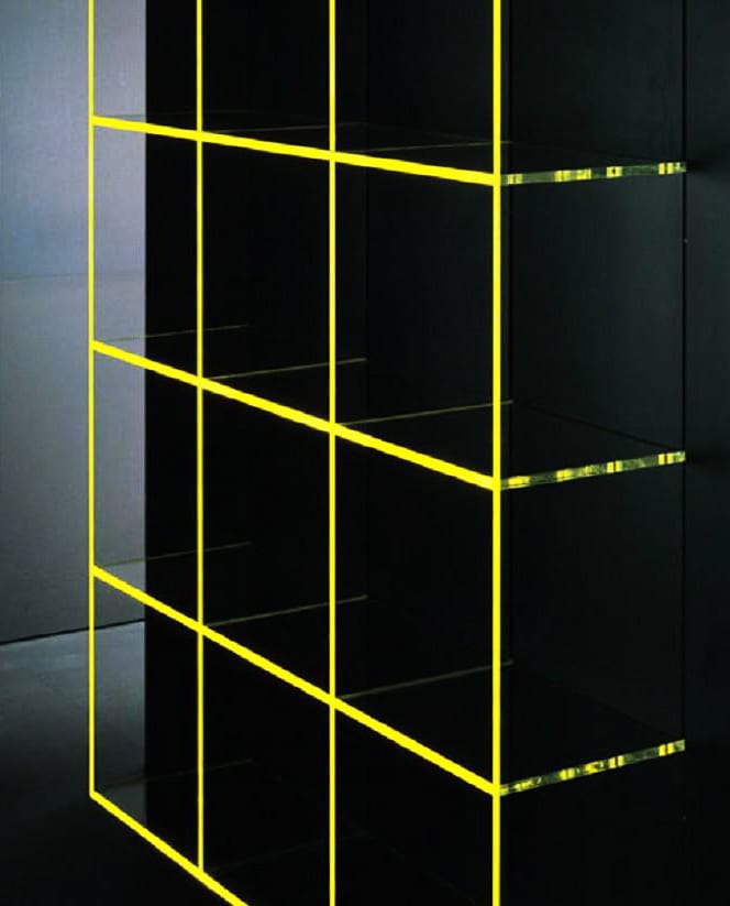 coole regale glas mit led-beleuchtung gelb als coole wohnzimmer ideen für kreative wandgestaltung schwarzer akzentwand mit led regal