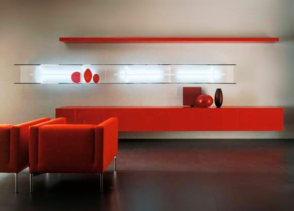 wohnzimmer design mit modernen wandregalen und wohnzimmer farbgestaltung in rot mit rotem sideboard und armsessel rot 