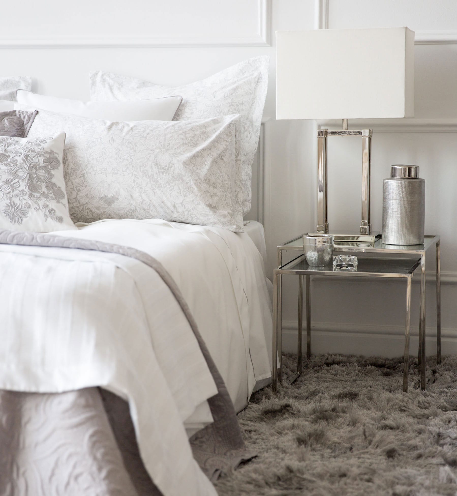 schlafzimmer grau einrichten mit zara home bettwäsche und teppich grau und nachttisch-set silber mit nachttischlampe silber