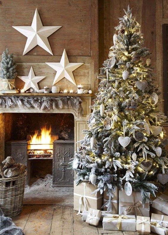 wohnzimmer rustikal mit kamin aus holz weihnachtlich dekorieren mit weißen sternen_coole weihnachtsdeko ideen für fröhliche weihnachten
