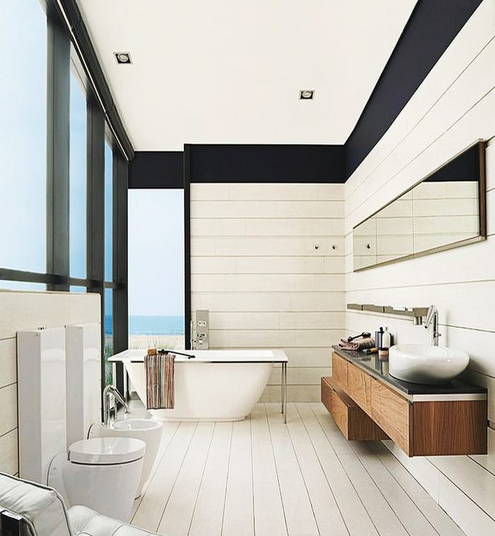 modernes badezimmer weiß mit moderner badewanne und hozwaschtisch und holzwandschrank mit länglichem badezimmerspigel