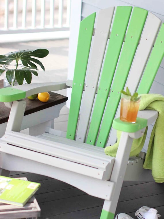terrassengestaltung mit neu gestrichenen gartenmöbel_coole streich ideen für terrassenmöbel in weiß und grün