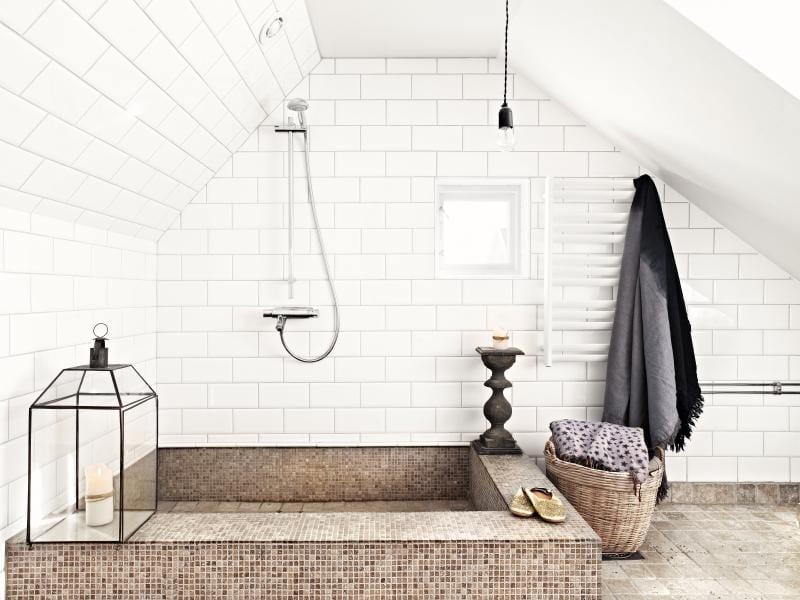 vintage badezimmer weiß mit fliesen badezimmer weiß und ausgemauertem duschbecken mit mosaik