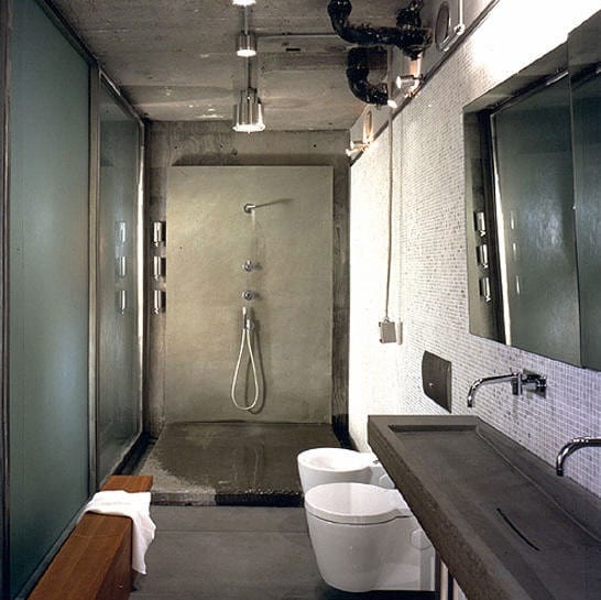 modernes badezimmer im vintage style mit duschbereich aus beton und wandgestaltung mit weißer mosaik und wandhänge-waschtisch aus beton