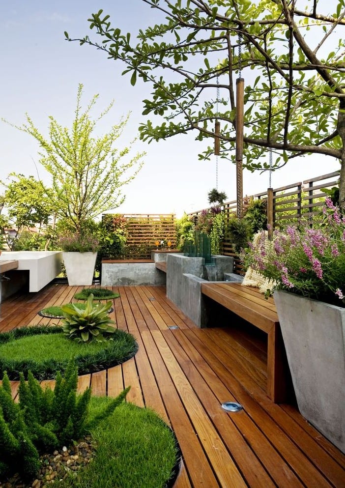 gartengestaltung ideen für dachterrasse mit holzdiele und sitzbänken aus beton und holz_roof top terrace design