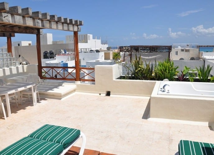 roof top in mediterranem stil mit holzüberdachung und whirlpool als inspiration für gestaltung dachterrasse