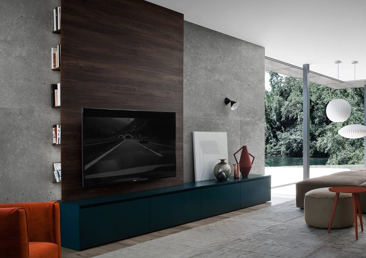 inspiration für wohnzimmer design mit betonwand dekoriert mit modernem tv lowboard blau und tv wand aus dunkelholz mit seitlichen Buchfächern 