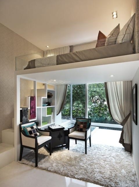 kleines wohnzimmer einrichten mit hochbett und regal-treppe in weiß