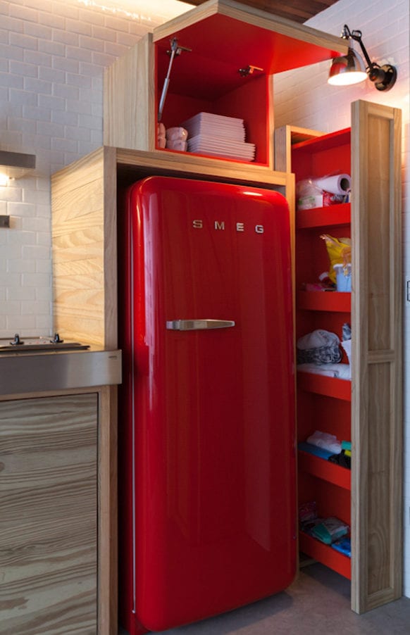 retro kühlschrank rot für die küche aus holz mit modernen küchenschränken in holz und rot
