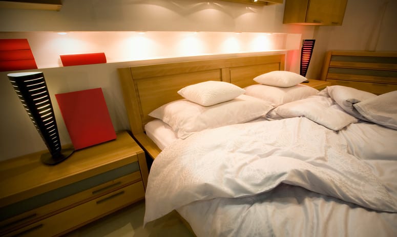 wandgestaltung mit licht als idee für schlafzimmer beleuchtung mit einbauleuchten in wandnische über bettkopfteil