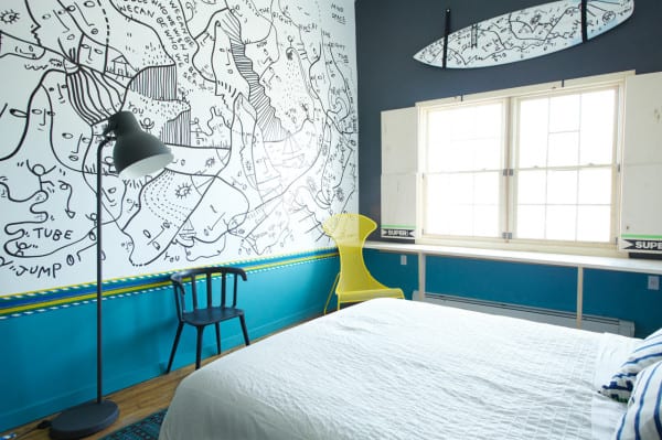 schlafzimmer design mit wandfarbe dunkelgrau und blau_schlafzimmer einrichten mit holzfußbodenbelag, scharzer stehlampe und designer sessel in gelb