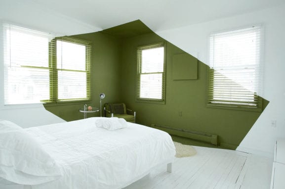 coole wand streichen idee mit wandfarbe grün für kleine schlafzimmer weiß mit holzfußboden weiß und ledersessel grün