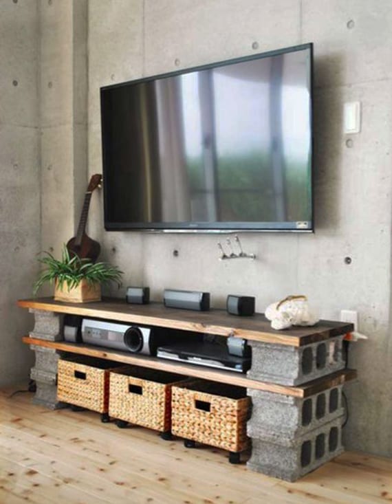 minimalistische wohnzimmer mit betonwand und diy tv-Möbel aus holzplatten und betonblöcken