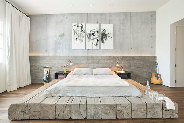 modernes schlafzimmer mit betonwand und indirekter LED wandbeleuchtung , diy bett aus kantholz grau, parkett und weißen gardienen
