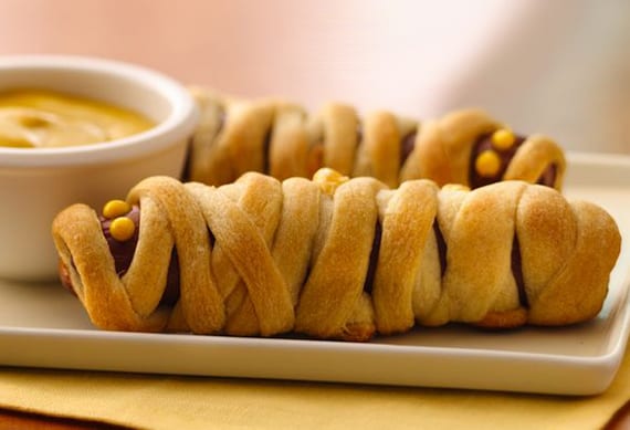einfaches halloween Rezept für Mumie-Hotdogs als idee für kinder party essen