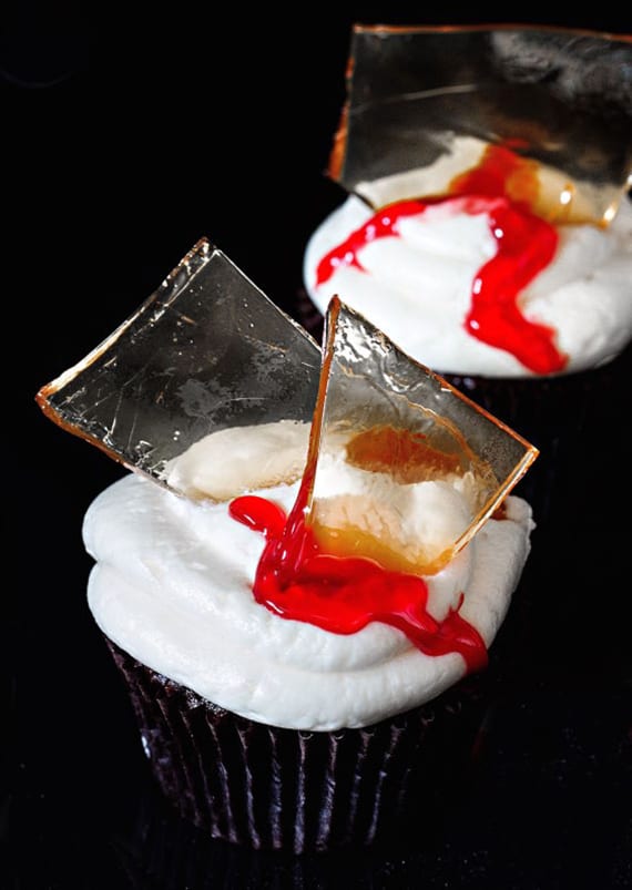 cupcakes mit zucker-glassplitter als passendes halloween essen für eine halloween party