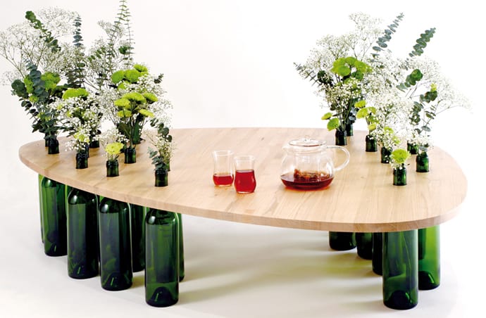 cooles upcycling von weinflaschen in vasen und kreatives basteln von DIY Holzcouchtisch