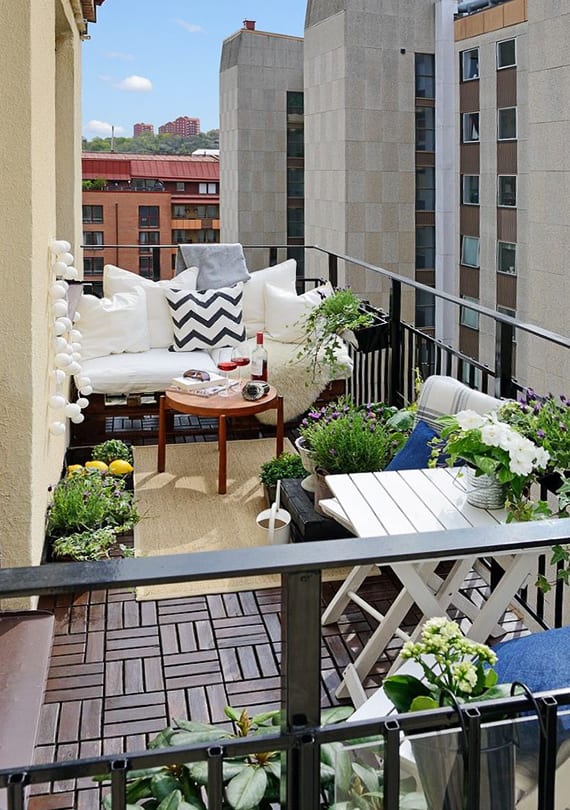 balkon ideen für moderne geataltung mit weißen klapptisch und stühl aus holz, weißen kissen und rundholztisch auf teppich