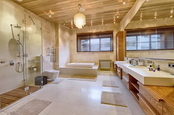 luxuriöses badezimmer gemütlich gestalten mit holzdecke, poliertem betonboden, modernem waschtisch mit großem spiegel, kronleuchter und kleinenen deckenlampen