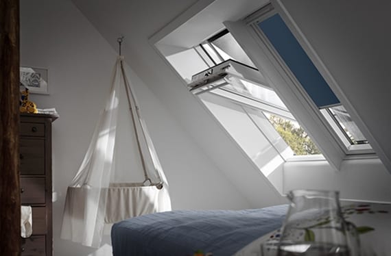  schlafzimmer mit dachschräge wohnlich einrichten mit blauen fensterrollläden, rustikaler kommode und hängende babyschaukel in weiß