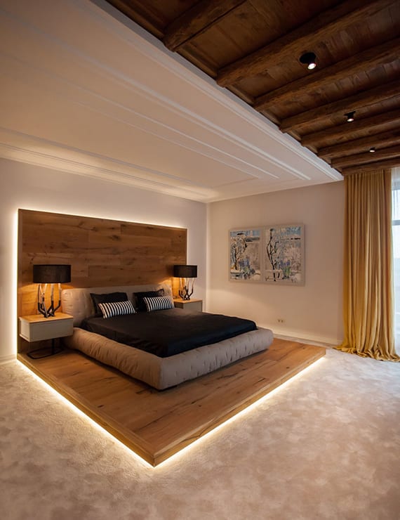 wohnideen für kreatives interieur design schlafzimmer weiß mit holzdecke, bettwäsche schwarz, polsterbett beige